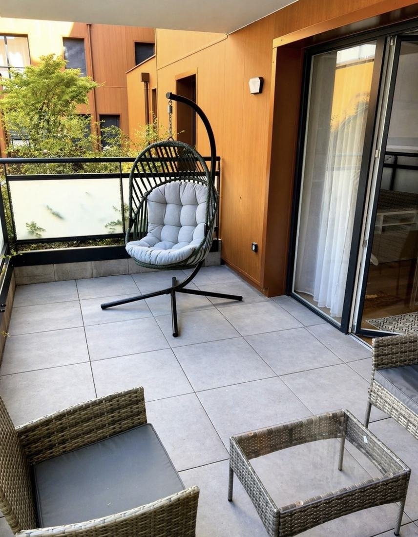 Terrasse privée et fauteuil suspendu